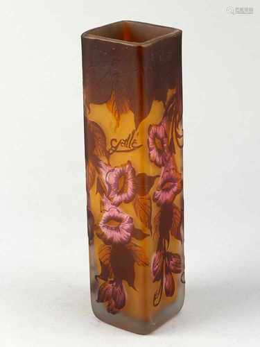 Glass Vase ,signed “Galle”,canted, sliced shape, 20. century20cmThis is a timed auction on our