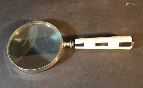 Magnifier, with decorated handgrip22cmThis is a timed auction on our German portal lot-tissimo.com.