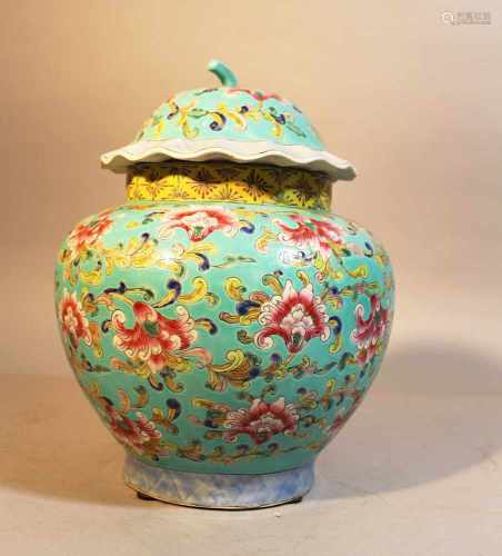 Chinese porcelain vase with lid, painted, Qing Dynastie25cmThis is a timed auction on our German