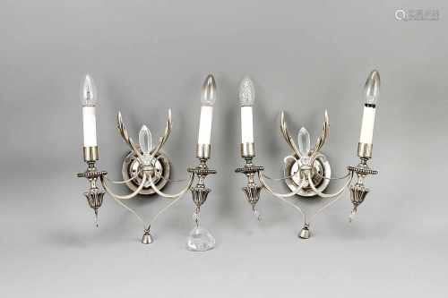 Paar dekorative Wandlampen mit Kristallbehang, 2. H. 20. Jh., vegetabil gestaltetesWeißmetall mit
