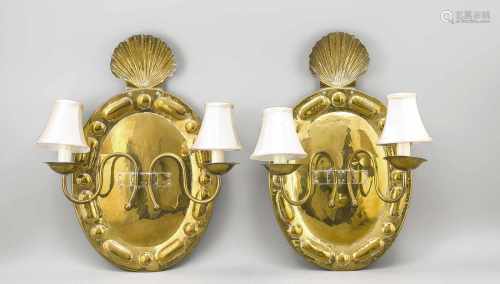 Paar Wandblaker als Lampen montiert, 19. Jh., Messing. Ovale Plinthe mit leicht gewölbtemSpiegel und