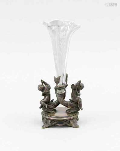 Kleine Vase, 19. Jh., Bronze und Glas mit Ätzdekor. Runder, leicht profilierter Sockel auf4