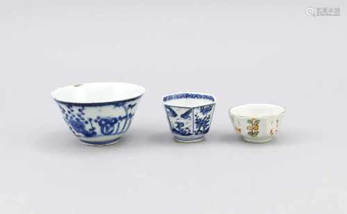 Drei Koppchen, China. 1x rundes Koppchen mit umlaufendem Dekor in Kobalt-Blau mit Felsen,Bambus,