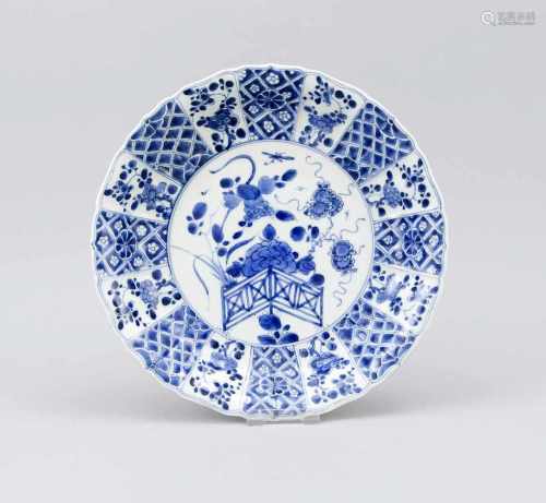 Weiß-Blauer Teller, China, frühe Qing-Dynastie (Kangxi), 17. Jh. Schmaler Fußring. Relativsteile,