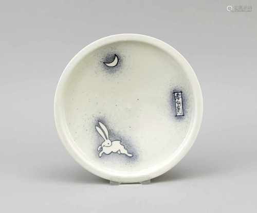 Imari-Teller, Japan, wohl 17. Jh., Unterglasur-blauer, minimalistischer Dekor mit Hase,Mond und