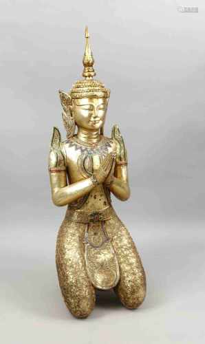 Großer indischer Buddha, 20. Jh., Masse vergoldet und mit Glassteinen besetzt, H. 156 cm