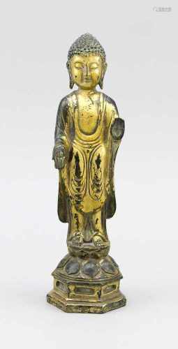 Stehender Buddha auf septagonalem Lotossockel, Sinotibetisch, wohl 19. Jh., Bronzevergoldet. Mit den