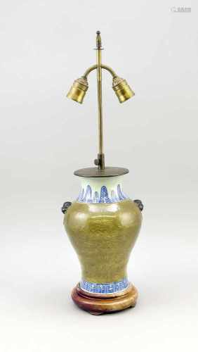 Vase als Lampenfuß montiert. Vase: China, 19. Jh., mit geritztem Päonien-Dekor aufolivgrünem Fond,