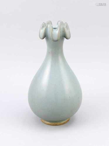 Seladon-farbene Flaschenvase, China (Longquan?), wohl 19/20. Jh., bauchige Form, die ineinen relativ