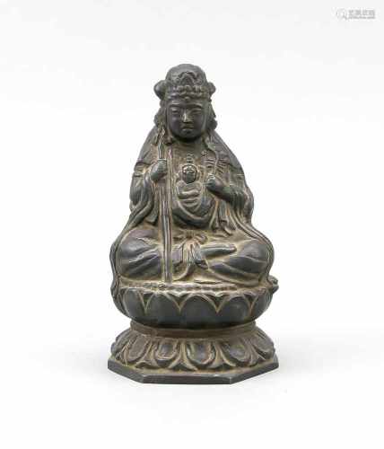 Kleine Guanyin mit Kind, wohl China, 19./20. Jh.?, Bronze mit schwarzer Patina,septagonaler