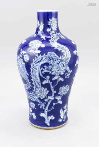 Meiping Vase mit gemodeltem Drachen- und Päonien-Dekor, China, Ende 19. Jh. Kobalt-