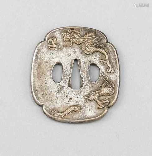 Tsuba, Katana-Stichblatt, Japan, 18./19. Jh., Bronze? mit Restvergoldung. Mokko-Form mitbeidseitigem