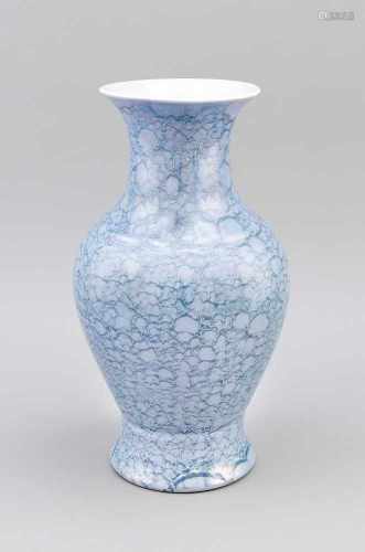 Balusterförmige Vase mit perlmuttartiger Glasur in Marmorier-Optik, China, Mitte 20. Jh.,gestempelte