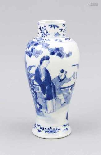 Blau-weiße Baluster-Vase, China, Ende 19. Jh. Umlaufender kobaltblauer Dekor mitGartenszene und
