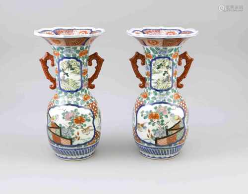 Paar Japanische Export-Vasen mit Dekor im Imari-Stil, Japan, Mitte 19. Jh. Leichtbauchiger Korpus