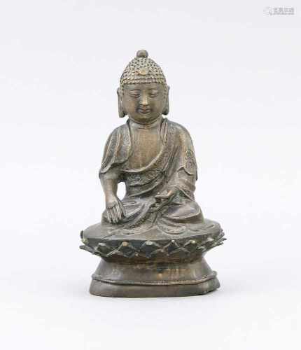 Buddha, China/Tibet?, wohl 19. Jh., Bronze. Im Padmasana auf einem Lotosthron sitzend, mitden Händen