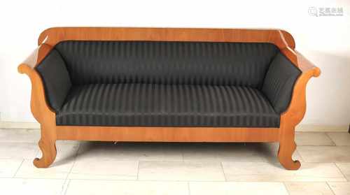 Sofa im Biedermeier-Stil, Kirsche funiert/massiv, 20. Jh., schwarzem Streifenbezug, 90 x70 x 200 cm.