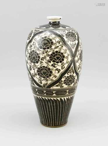 Meiping Vase (Cizhou-Ware), China, 19./20. Jh.? Steinzeug mit geritztem Dekor,Blütenranken in