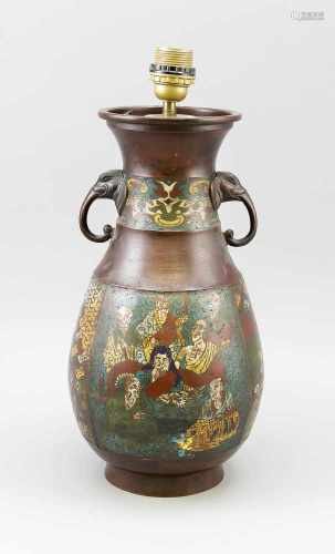 Cloisonné-Vase als Lampenfuß montiert, Japan, wohl um 1900. Bronze-Korpus, dekoriert mit 2Reserven