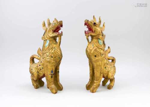 Paar Drachenhunde als Tempelwächter, wohl Indonesien, Mitte 20. Jh. Holz beschnitzt