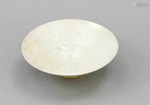 Qingbai-Schale, China (Jingdezhen?), im Stil alter Song-Keramik. Geschnittener undgeritzter (tlw.