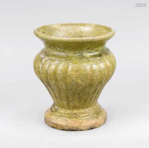 Steinzeug-Vase, China, Yuan-Zeit oder etwas später. Balusterform mit profiliertem Sockel,geribbter