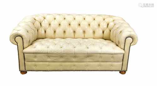 Chesterfield Ledersofa, 3-sitzer, beigfarbenes Leder, geheftet und genietet, breite Arm-und