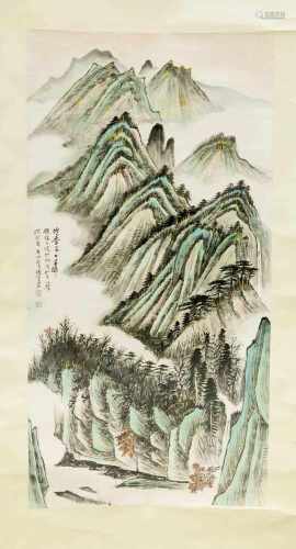 Hängerolle, China, 20. Jh., Landschaft mit Bergen im Nebel in Grün-Blau-Tönen mitGoldhöhungen,