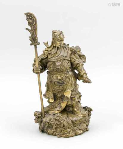 Guan Yu Bronzestatuette, China, 20. Jh. Naturalistischer Sockel, um den sich insgesamt