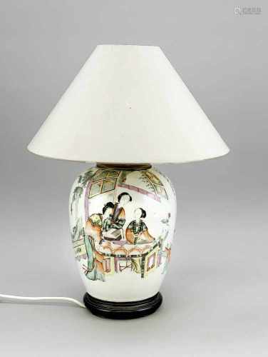 Famille-Rose-Vase als Lampe montiert. Vase: China, um 1900. Häusliche Szene mit Ausblickin einen