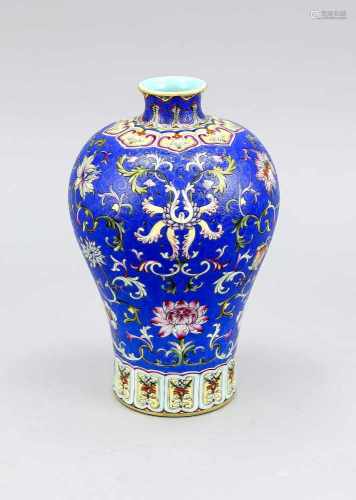 Meiping-Vase, China, 20. Jh. Umlaufender Dekor mit Lotos-Ranken in Famille-Rose-Palettevor blauem