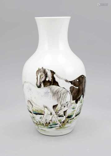 Famille-Rose-Vase mit Pferden, China, 19./20. Jh. Leicht geschulterte Form mit kurzem,leicht