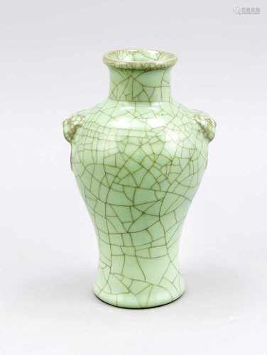 Meiping Vase, China, 19. Jh., Kurzer Hals mit leicht wulstigem Lippenrand. Seladon-farbeneGlasur mit