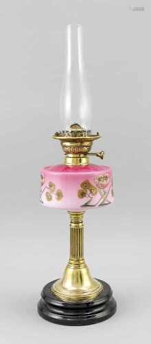 Petroleumlampe, um 1900, Runder, profilierter und gekehlter Keramiksockel mitschwarz-glänzender