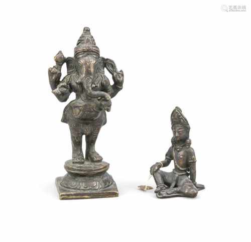 Zwei Teile Indien, 19./20. Jh., Bronze. 1x stehender Ganesha auf rundem Postament undquadr.
