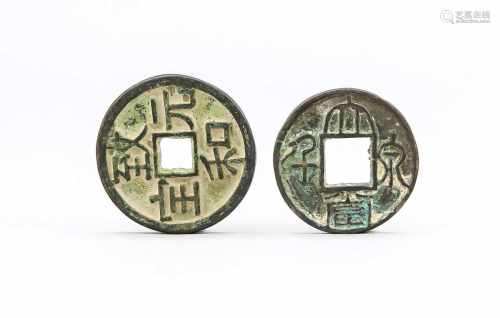 Zwei große Münzen, China, Bronze. Jeweils auf einer Seite mit Schriftzeichen in Relief,
