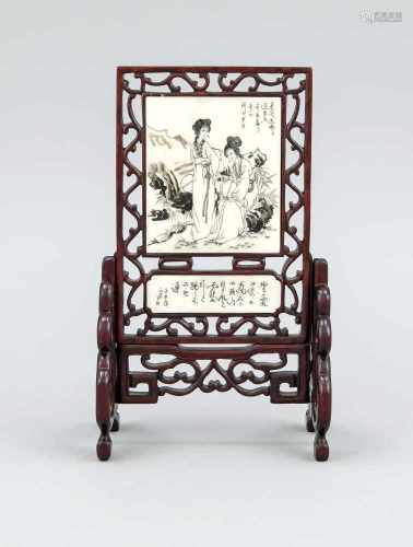 Kleiner Tischstellschirm, China, 20. Jh., 2 Beinplatten mit Ritz-Dekor, 1 x 2 Frauen ineiner