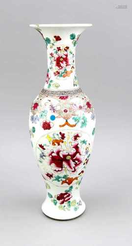 Famille-Rose Baluster-Vase, China, wohl 19. Jh. Korpus unterteilt in 2 große, rundeReserven mit