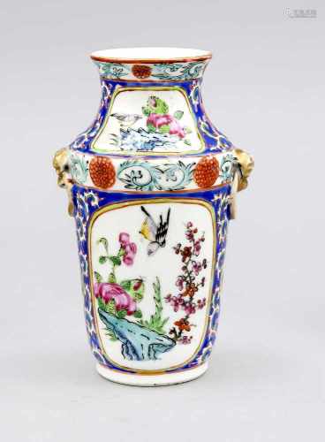 Kleine Famille-Rose-Vase, China, 19./20. Jh. Ringhandhaben an Löwenmasken, Korpus und Halsin