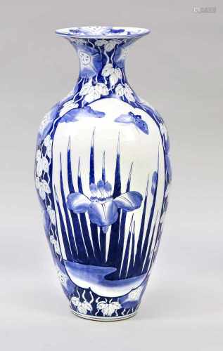 Bodenvase mit Wasserlilien, wohl Asien, 20. Jh.? Dekor in Unterglasur-Blau (Kobalt). Aufdem Korpus 2