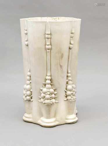 Großer Übertopf/Bodenvase, Mitte 20. Jh., Steinzeug/Irdenware mit weißer Glasur,sechspassige Form