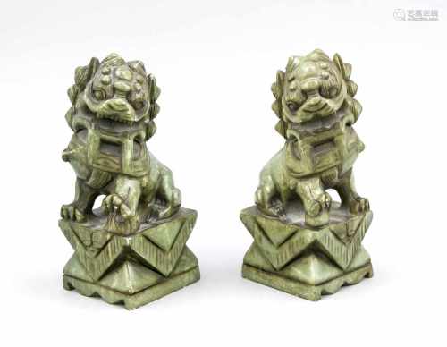 Paar Fo-Löwen/Tempelwächter, China, 1. H. 20. Jh., grau-grüner Speckstein beschnitzt.