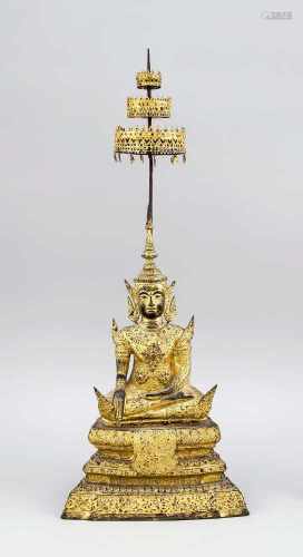Buddha Rattankosin, Thailand, 19. Jh., Bronze mit Goldlack. Im Padmasana auf einemaufwändig