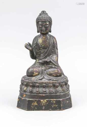 Buddha, China, 19./20. Jh., Eisen mit Restvergoldung. Im Padmasana auf doppeltemLotosthron
