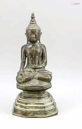 Große Buddha-Bronzefigur, Burma, 1. H. 20. Jh. Mehrfach gestufter/profilierter Sockel,Buddha im