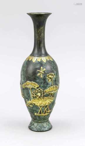 Vase mit Karpfen und Lotos-Dekor, China/Japan, um 1900. Schlanker Bronzekorpus mitTrompetenhals