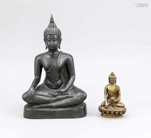 2 Buddhas, wohl Thailand, 20. Jh., 1x dunkel patinierte Bronze, H. 26 cm. 1x Bronze