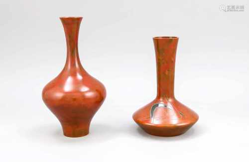 2 Designer-Vasen, wohl Japan, 2. H. 20. Jh. Steinartige, rote Masse mit Einschlüssen. 1xmit