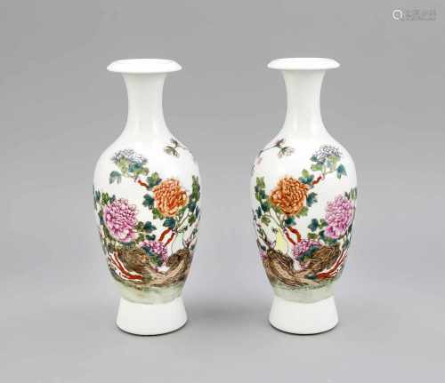 Paar Famille-Rose Vasen, China, Republik-Zeit. Balusterform mit ausgestelltem Lippenrand.Päonien,