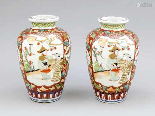 Paar Imari-Vasen, Japan, 19. Jh., geschulterte Form mit leicht ausgestelltem Lippenrand.Korpus